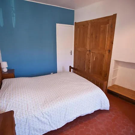 De La Place Hotel *