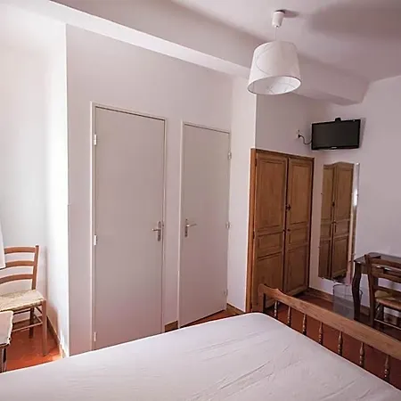 De La Place Hotel *
